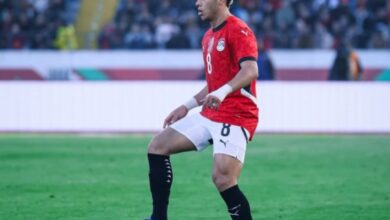 صورة لانس الفرنسي يراقب إمام عاشور